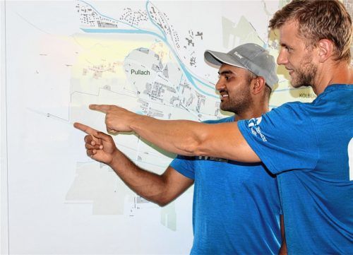 Wassermeister Dominik Oswald und Ali Shan zeigen auf die Brunnen in Pullach. 2019 will der Pakistani den Gesellenbrief in der Hand halten – „Brotzeit garantiert“, verspricht er seinen Arbeitskollegen lachend.Foto Gruber