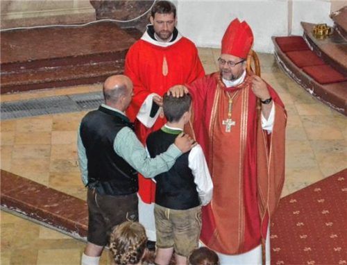 Weihbischof Bischof spendete Firmung