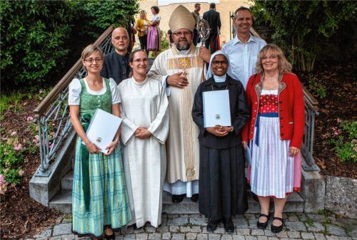 Weihbischof Wolfgang Bischof beauftragte fünf neue Wortgottesdienstleiter für die Pfarrverbände Bad Endorf und Westliches Chiemseeufer. Foto re
