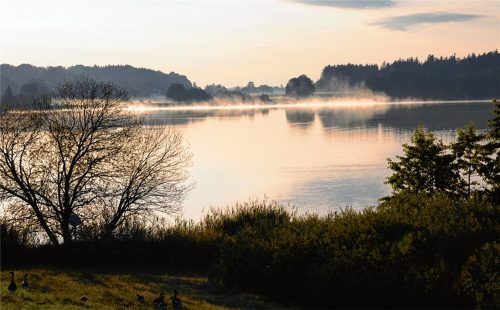 Wenn diese Aussicht nicht beflügelt: Zur Auftaktveranstaltung rund um die neue Tourismusstrategie haben sich die Teilnehmer jetzt am Pelhamer See bei Bad Endorf getroffen. Foto Ammelburger