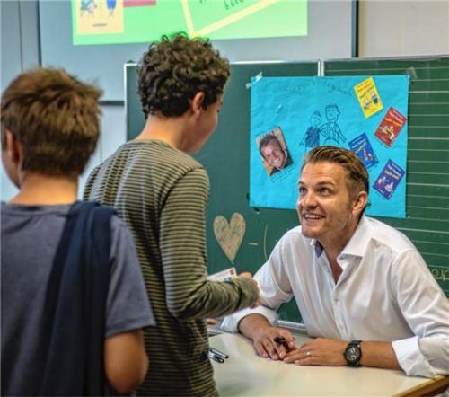 Wie bei jeder richtigen Lesung gab es zum Schluss Autogramme – ein Angebot, das begeistert angenommen wurde.