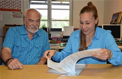 Wieder daheim: Svenja Brunckhorst bei der Vertragsunterzeichnung mit Wasserburgs Erstem Vorstand Walter Chucholl.Foto Hampel