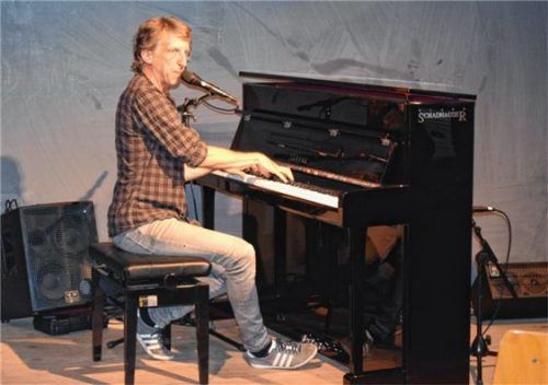 William Wahl stellte in familiärer Atmosphäre in der Werkstatt in Rimsting an zwei Abenden sein Klavier-Kabarett-Programm vor. Foto db