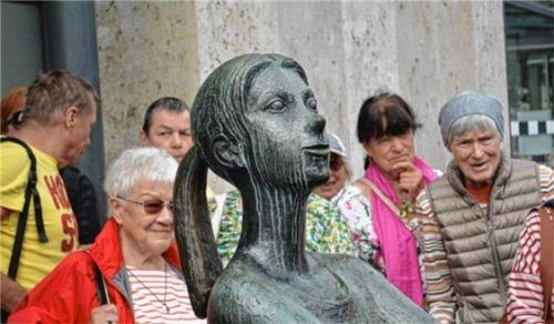 „Zenzi“ am Rosenheimer Bahnhof entzückte die Teilnehmer des Stadtbummels unter kunsthistorischer Führung im Rahmen der Seniorenkulturtage. Foto  Sieberath
