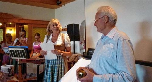 Zu seinem „Goldenen Filmapfel“ gratulierte Ute Preibisch aus der Kur- und Gästeinformation Reinhold Aha. Dieser hatte sich von Beginn an bei den „Kulinarischen Filmtagen“ eingebracht und zieht sich nun zurück.Foto Ahrens