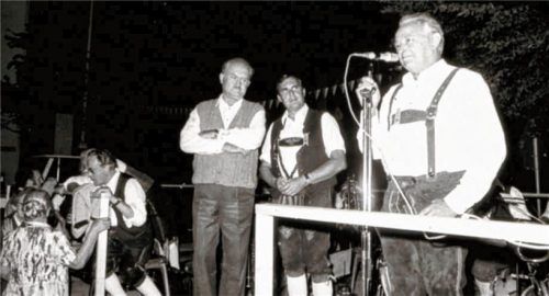 Zum allerersten Bürgerfest 1981 hatte Initiator und Vorstand Max Kainz (rechts im Bild) die Gäste begrüßt; daneben Kapellmeister Gerd Müller und Bürgermeister Erwin Huber.