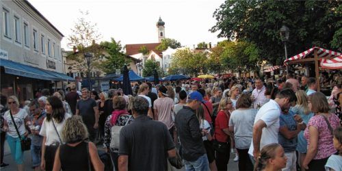 Zur dicht bevölkerten Party-, Flanier- und Genussmeile wurde die Aiblinger Innenstadt beim Bürgerfest.Fotos Hecht