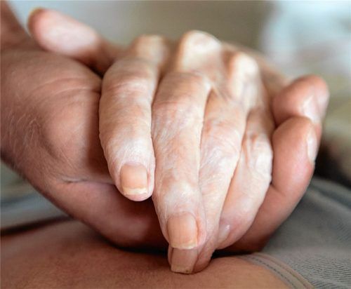 Zuwendung erfordert Zeit – etwas, was oft fehlt im Klinikalltag. Foto DPA