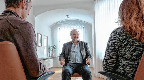 Zwischen den Stühlen: Seit 35 Jahren ist Egon Seits als Eheberater tätig. Foto Aerzbäck