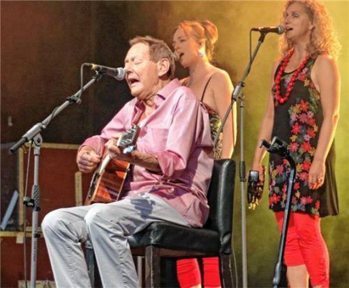 1300 Fans feierten Wolfgang Ambros und sangen seine Lieder textsicher mit. Foto Leidel