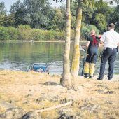 Rollender Pkw drückt Mann unter Wasser