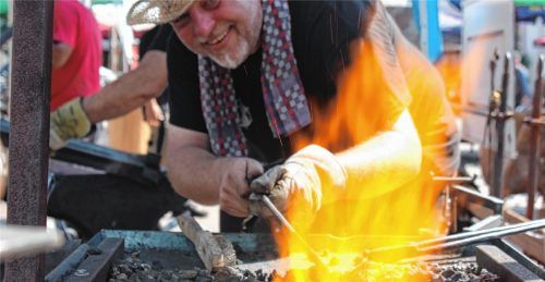Zuletzt züngelten die Flammen der Schmiede bei der Biennale in Kolbermoor 2020. Heuer soll die mehrtägige Veranstaltung am 3. August beginnen. Fotos re