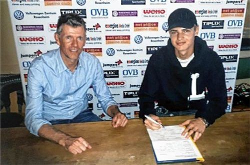 Abteilungsleiter Franz Höhensteiger bei der Vertragsunterzeichnung mit Marius Herzig.