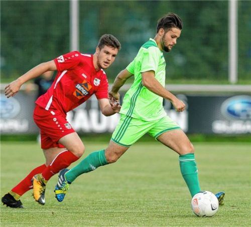 Alexander Rojek, der Schütze des 1:2, wird von Traunsteins Kayden Miner verfolgt.Foto Weitz