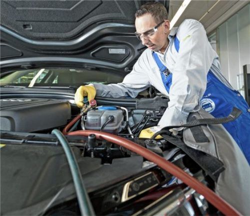 Alle zwei Jahre empfehlen Fahrzeugexperten des Deutschen Kraftfahrzeuggewerbes einen Klimaanlagen-Check.

Foto  djd/Kfzgewerbe