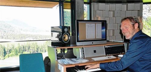 Am glücklichsten ist Matthias Kendlinger, wenn er in seinem Komponierhäusl am Computer sitzt und komponiert – mit Blick auf den Wilden Kaiser. Fotos Janka