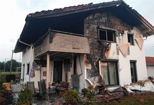 Am Morgen nach dem Feuerwehreinsatz war das ganze Ausmaß des Schadens sichtbar, der an dem Gebäude in Heufeld entstand.Fotos Feuerwehr Heufeld