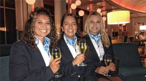 An Bord der MS Europa: Rebecca Schmitt (Mitte) mit ihrer Kollegin Michelle Pfafferott (Cabin Stewardess, links) und Carina Kapeundel (Cabin Stewardess, rechts) in Uniform am Abend der Farewell-Gala.Fotos privat