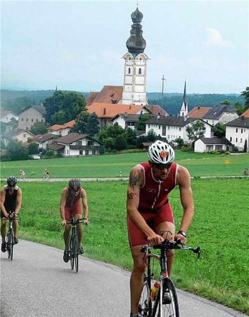 An der Ballaufkapelle gab es die „zweite Bergwertung“ für die Triathleten. Sie hatten natürlich keinen Blick für die imposante Schnaitseer Marienkirche übrig.