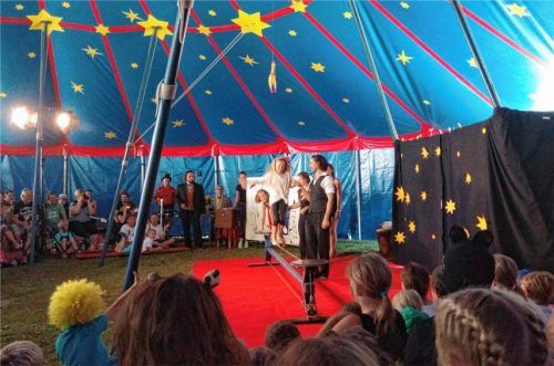 Applaus für 80 junge Artisten im Zirkuszelt am Happinger See