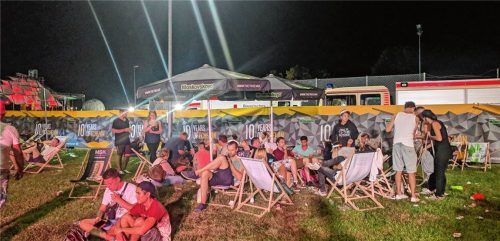 Auch eine Pause muss mal sein: An dem warmen Sommerabend ließ es sich auf dem Gelände gut feiern.