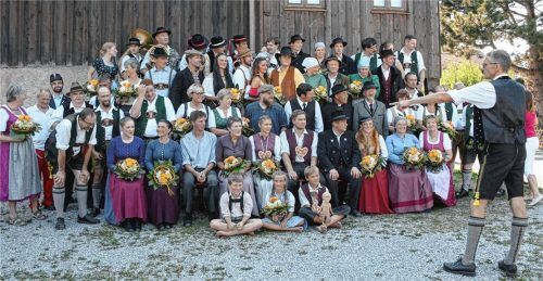 Aufstellung zum Gruppenfoto. Das geht erfahrungsgemäß nur mit Anweisung.Fotos ammelburger