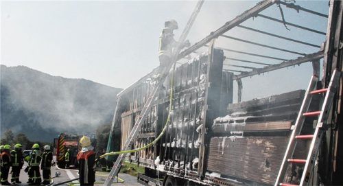 Ausgebrannt: Rund 50000 Euro Sachschaden entstand an diesem Auflieger eines Sattelzuges, der auf der Inntal-Autobahn in Flammen aufging.Foto Reisner