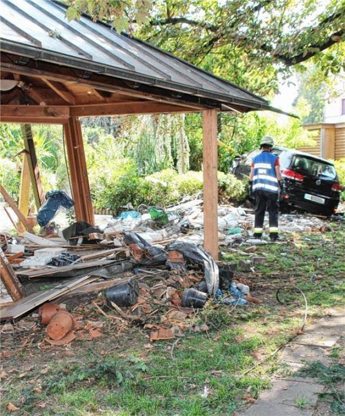 Auto schießt durch Gartenhaus