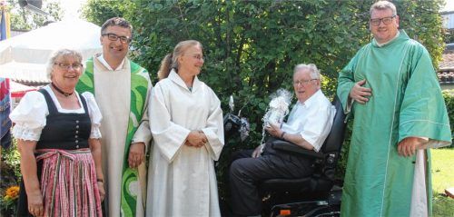 Barbara Heinrich vom Vorstandsteam der KAB Neubeuern, Pfarrer Christoph Rudolph, Präses Gundula Langer-Kochinke, Studiendirektor Hans Kohl und Diakon Michael Wagner (von links).Foto re