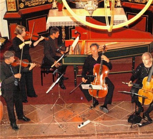 Barockmusik im barocken Ambiente: Die Musiker um Simon Steinkühler in der Kirche St. Johann Baptist-Heilig Kreuz. Foto Aerzbäck