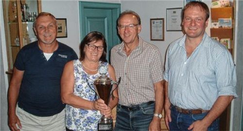 Bei der Mannschaftswertung hatten die Schützen die Nase vorn: Rudi Wechselberger, Erika Wechselberger, Rudi Beitz, Christian Posch (von links).Foto re