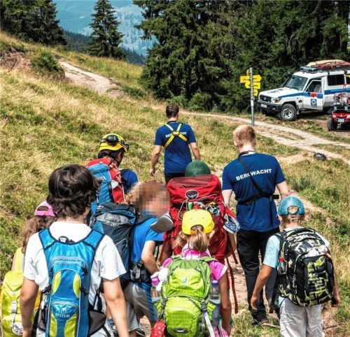 Bergretter der Bergwacht Oberaudorf-Kiefersfelden begleiten die Gruppe des abgestürzten Bergwanderers aus Freising zu den bereitstehenden Einsatzfahrzeugen.Foto Peter Albrecht