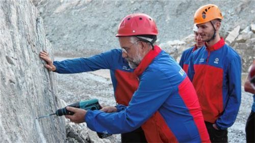 Bergwacht übt im Zementwerk