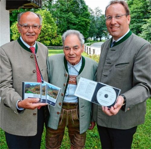 Bezirkstagspräsident Josef Mederer (links) überreicht Sepp Winkler (Mitte) und Bürgermeister Josef Bierschneider in Kreuth die neue CD. Foto re