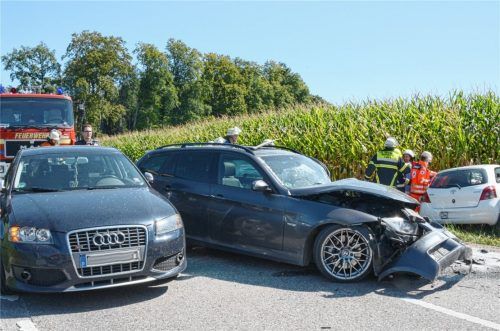 Bild der Verwüstung: Zwei der drei beteiligten Fahrzeuge waren infolge des Unfalls nicht mehr fahrbereit und mussten abgeschleppt werden. Sachschaden: rund 30000 Euro. Foto Ammelburger