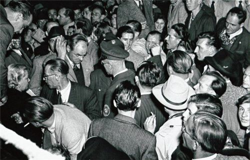 Bis zu ihrem Abriss im Jahr 1968 war die Viehmarkthalle an der Innstraße eine Hochburg des Boxsports, hier ein Foto vom Zuschauerandrang 1951 bei einem Kampf der Amateurboxer des BC Bavaria.Foto  Stadtarchiv Rosenheim