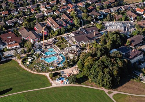 Blick aus der Vogelperspektive auf das Gelände der Gesundheitswelt Chiemgau mit Thermen und neuem Parkhaus. Foto nit