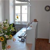 <p>Blick in den Empfangsbereich des komplett neu gestalteten Pfarrbüros.</p>