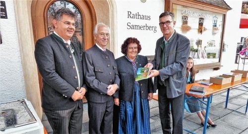 Bürgermeister Georg Huber, das Ehepaar Osterhammer und Diakon Schmitzberger (von rechts).Foto Hö