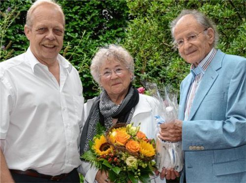 Bürgermeister Wolfgang Kirner (links) gratulierte dem Jubelpaar Waltraut und Hans Otto Siebeck zur goldenen Hochzeit.Foto amf