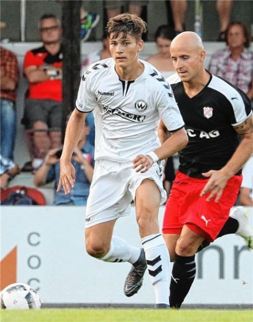 Burghausens Youngster Keanu Wohlfahrt, hier verfolgt vom Erlbacher Marc Abel.Foto Zucker