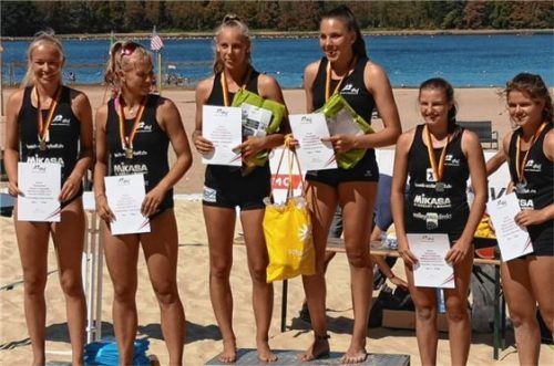 Carina Drath und Emma Sambale (links) gewannen Silber bei der U17-DM.