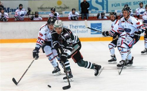 Chase Witala, der den 3:3-Ausgleich erzielte, setzte sich bei einem Sololauf gegen drei Gästespieler durch. Foto  Ziegler