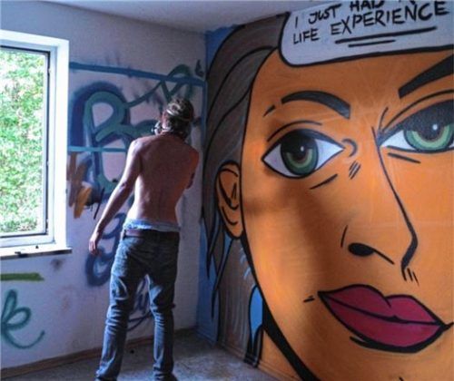 Corbi Nicolai sprüht verschiedene Frauengesichter im Comic-Stil an die Wände. Er will ihre Verzweiflung und den Generationenkonflikt ausdrücken. Fotos Forstmair