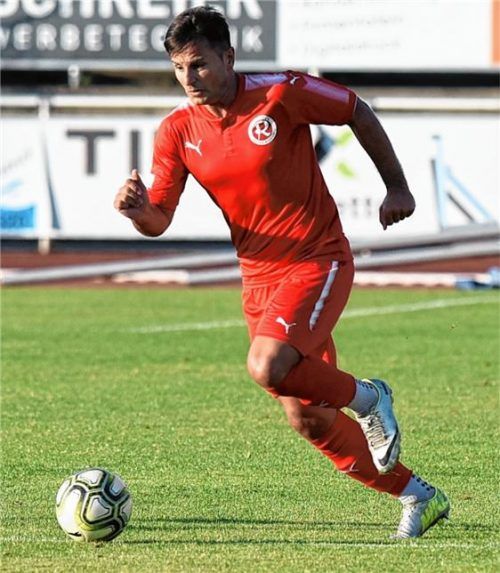 Danijel Majdancevic und 1860 Rosenheim stehen heute vor einer schweren Auswärtsaufgabe im Toto-Pokal. Foto  Ziegler