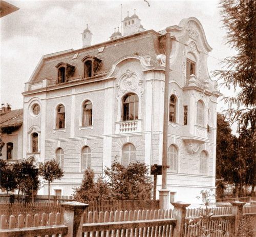 Das August-Blatt des Kalenders zeigt das Wohnhaus der Familie Böglen in der Frühlingstraße im Jahr 1898. Foto Stadtarchiv