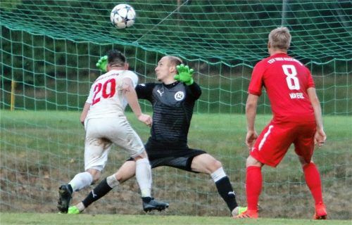 Das Aus für die Sechziger: Türkgücü-Ataspor-Stürmer Stefan de Prato trifft in letzter Minute zum 2:1.Foto Fehrmann