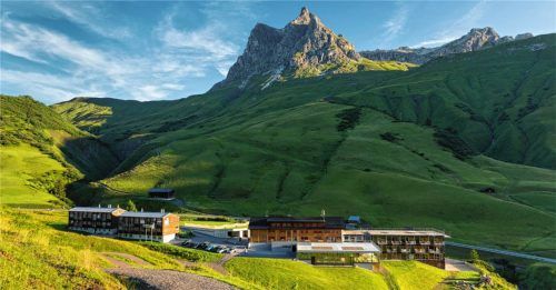 Das Bergparadies vor der Haustür haben Urlauber, die im Hotel Adler in Warth absteigen.