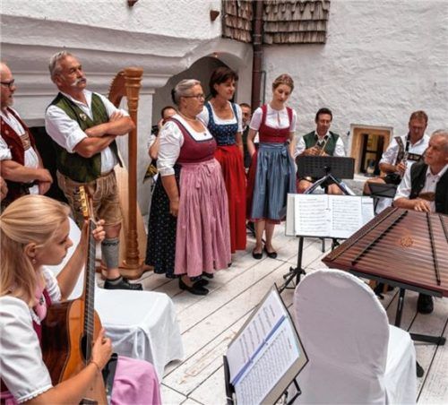 Das Ensemble Hans Berger unterhielt das Publikum mit Schauspiel und Gesang. Foto re