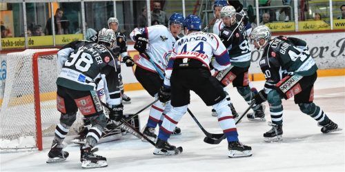 Das entscheidende Tor durch das Geburtstagskind: Michael Baindl (rechts) traf am Sonntag im ersten Test-Heimspiel gegen Kitzbühel zum 2:1. Fotos  Ziegler